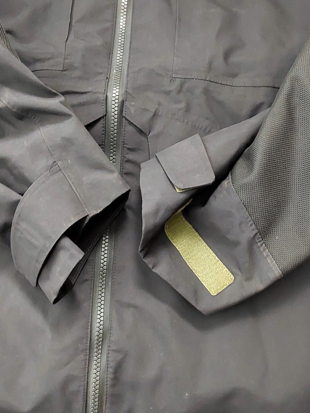 Viktos 3l Team Hardshell Jacket - Picture 7 of 15